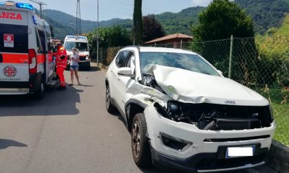 Camion in retro si schianta contro un suv, due feriti FOTO