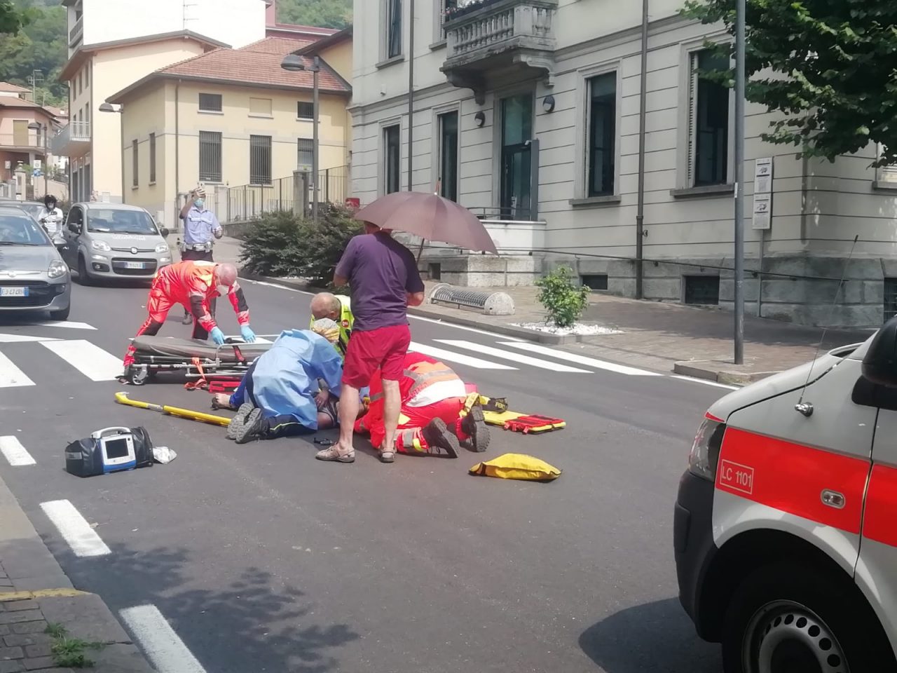 Ragazzino in bici travolge una donna sulle strisce, entrambi in in ospedale in condizioni serie FOTO