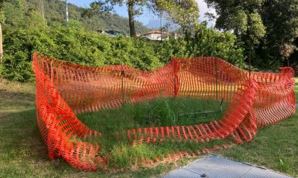 Profonda buca al parco e rischio cedimento in strada: il sindaco intima a Lario Reti di intervenire