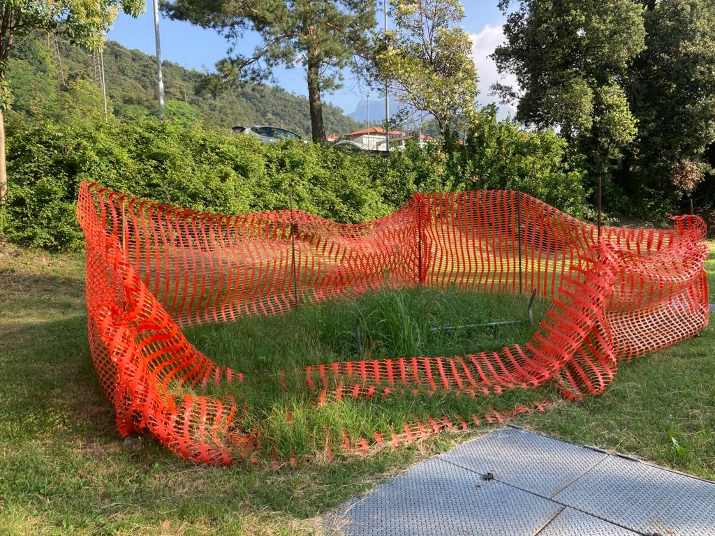 Profonda buca al parco e rischio cedimento in strada: il sindaco intima a Lario Reti di intervenire