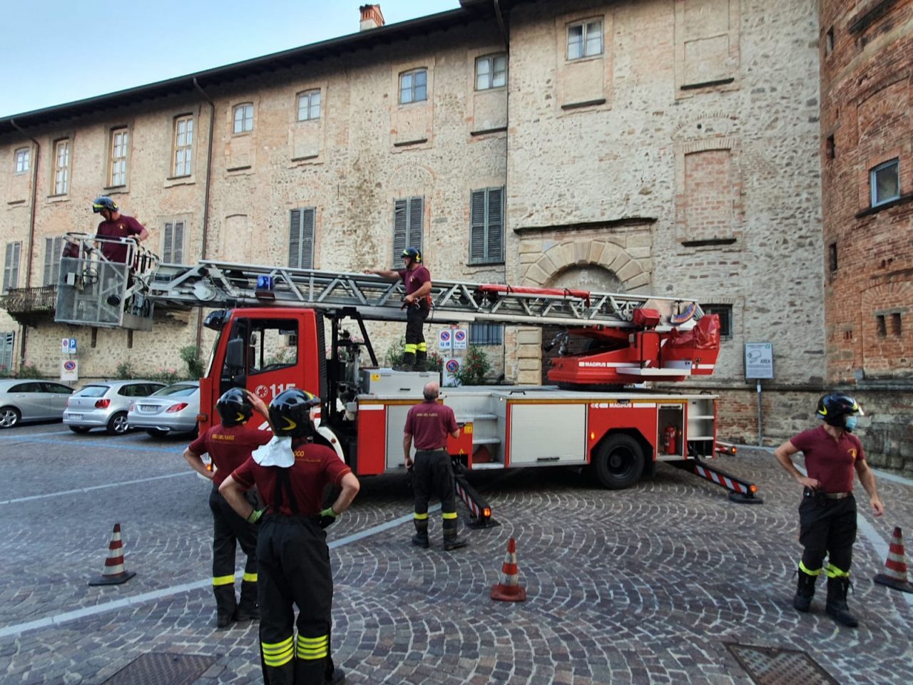 Calcinacci dalla torre: intervento dei pompieri FOTO