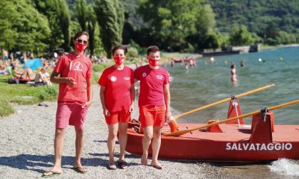 Bagnino salva ragazzino rapito dal vento in mezzo al lago FOTO