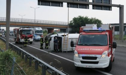 Furgone ribaltato sulla Valassina: traffico in tilt