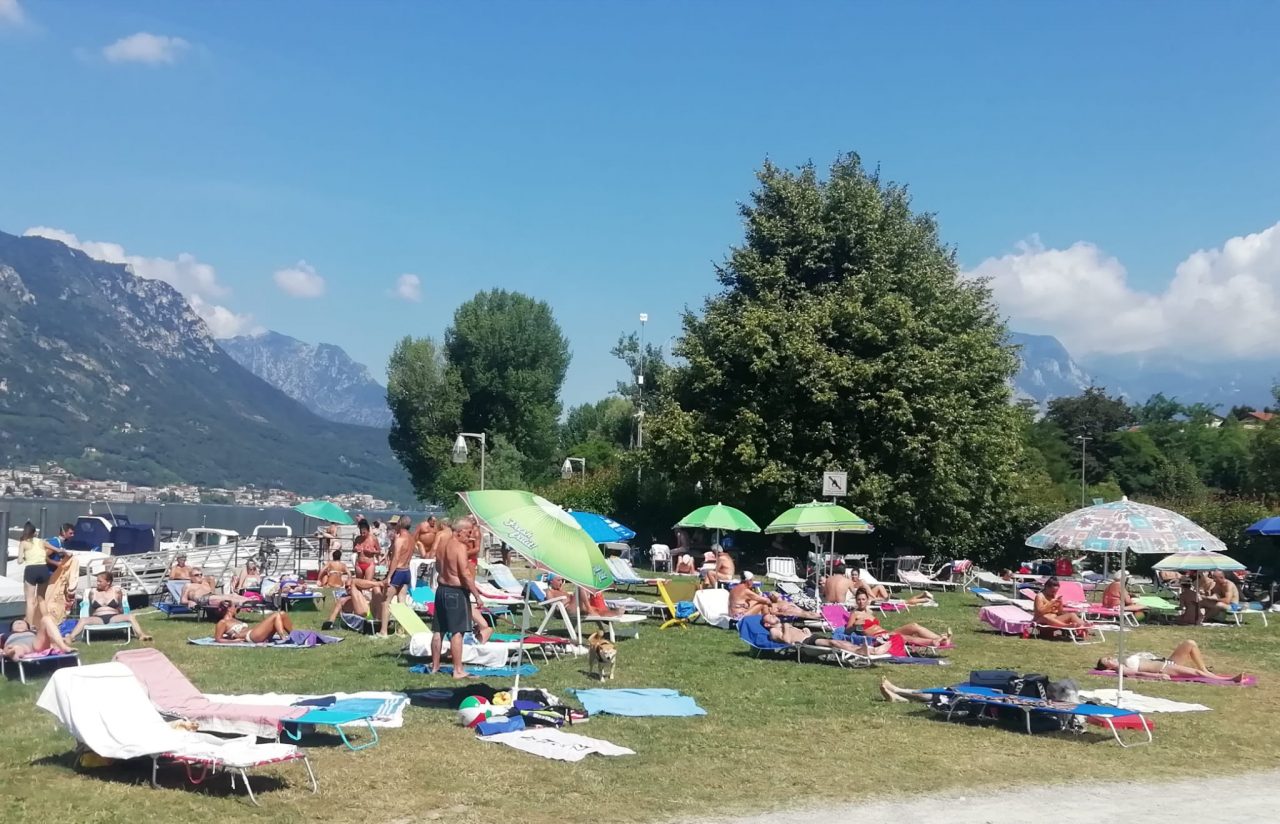 Il sole bacia… i lecchesi! Lungolago di Vercurago preso d’assalto FOTO