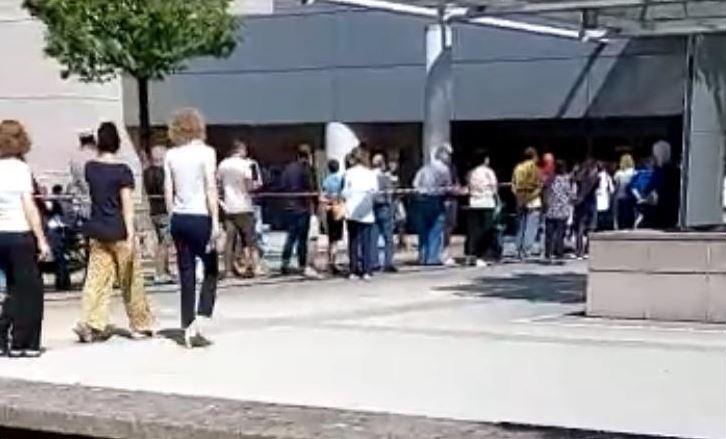 La denuncia: “Tutti in coda sotto il sole per entrare all’ospedale di Lecco” VIDEO