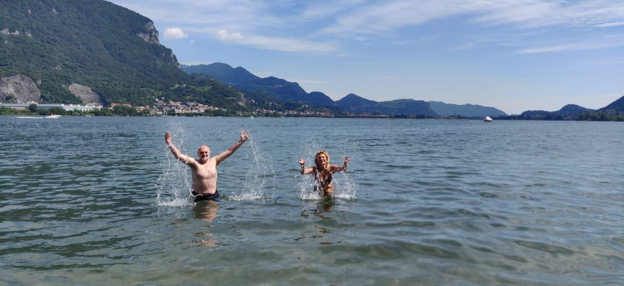 Tutti al lago: il sindaco e vicesindaco di Pescate promuovono le “loro” acque