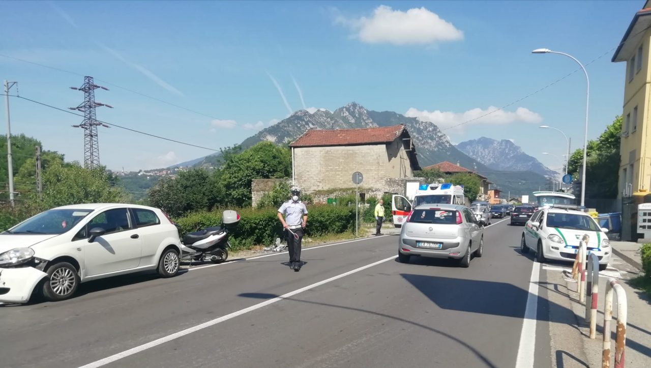 Lecco, scontro auto-moto in corso Bergamo: soccorso 56enne FOTO
