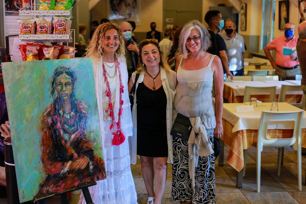 Tagliato il nastro della mostra di Alessandra Canali FOTO