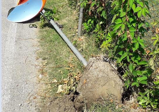 Abbatte un palo con l’auto (che traina una barca) e se ne va, beccato e multato