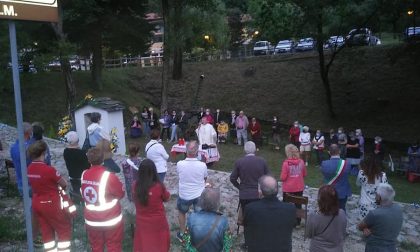 Comunità in preghiera davanti alla cappelletta miracolosamente scampata alla frana FOTO