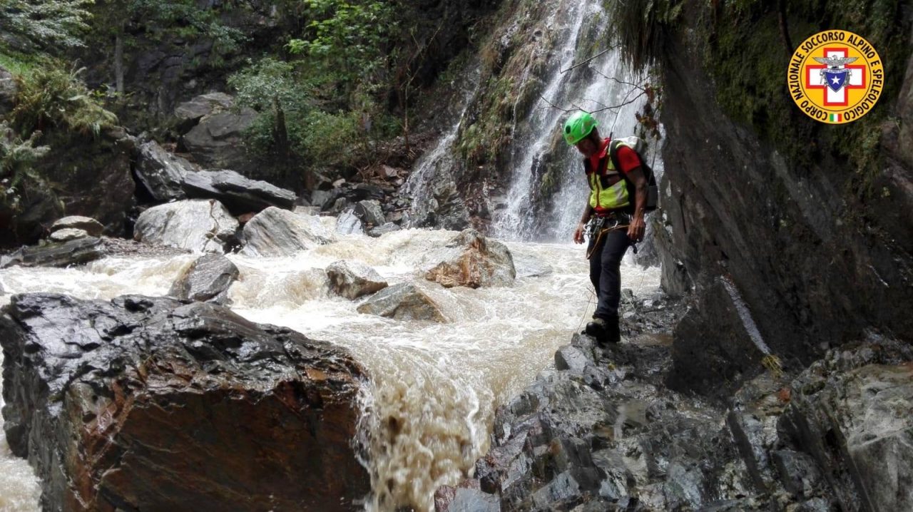 Travolto dal torrente: anche i soccorritori lecchesi impegnati nelle ricerche FOTO