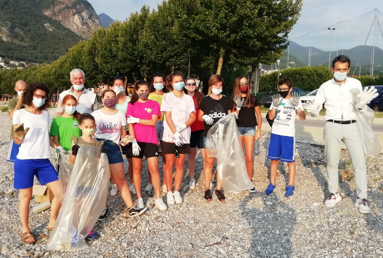 Serata di pulizie sul lungolago: protagonisti i ragazzi FOTO