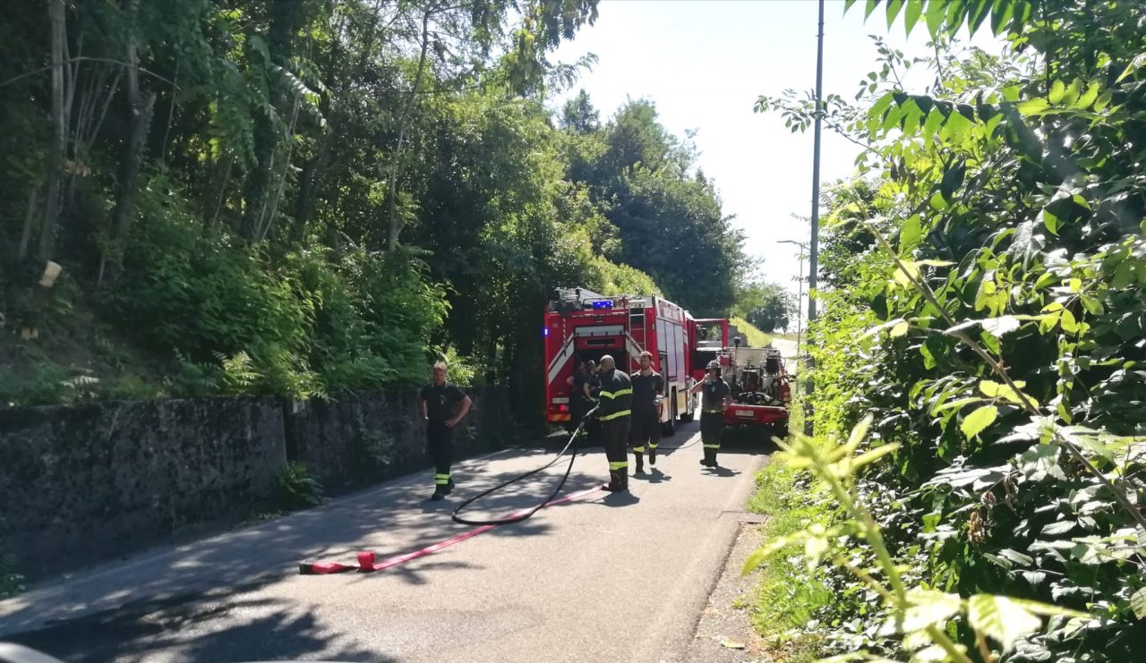 In fiamme un capanno in legno: allarme a Calolzio FOTO