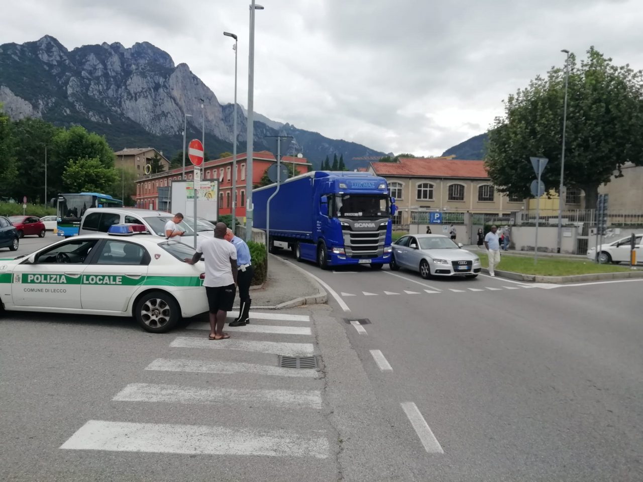 Doppio incidente davanti alla Meridiana: anziano investito e camion che “allarga” la curva colpendo un’auto FOTO