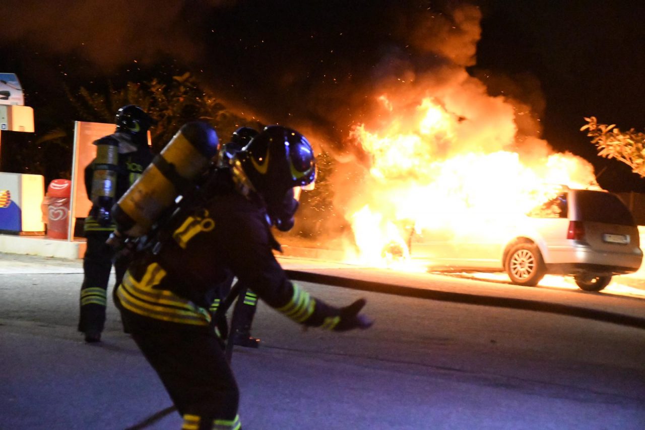 L’auto va a fuoco all’improvviso, l’automobilista parcheggia al distributore di benzina FOTO