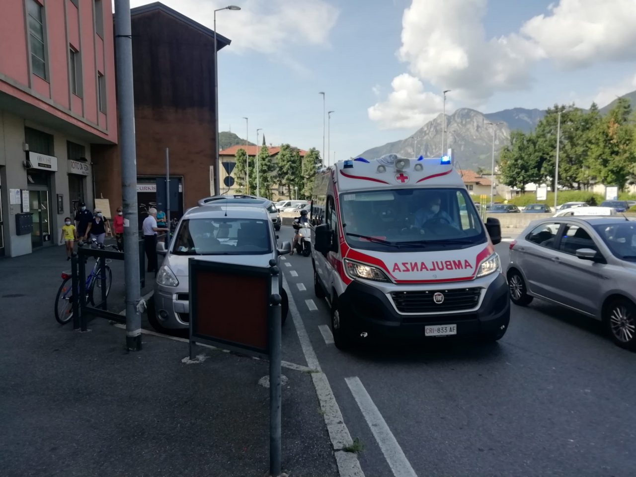 Secondo pedone investito in due giorni davanti alla Meridiana: pensionata in ospedale FOTO