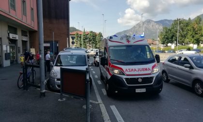 Secondo pedone investito in due giorni davanti alla Meridiana: pensionata in ospedale FOTO