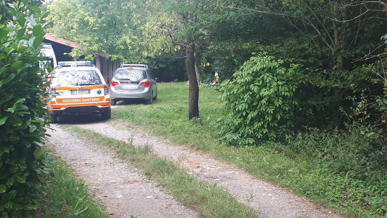 Tragedia nei pressi di una cascina: giovane trovato senza vita
