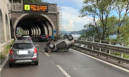 Auto ribaltata in Statale 36: ferita una donna. Traffico in tilt