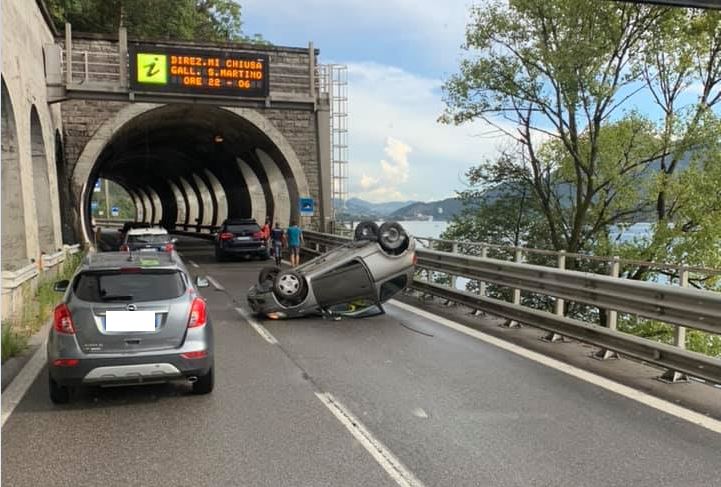 Auto ribaltata in Statale 36: ferita una donna. Traffico in tilt