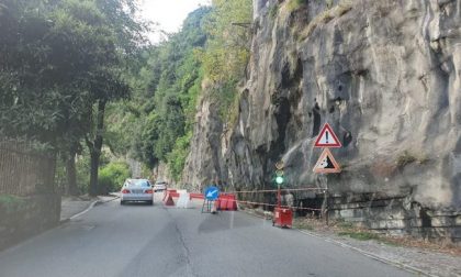 Crollano calcinacci: senso unico alternato sulla Vecchia Regina