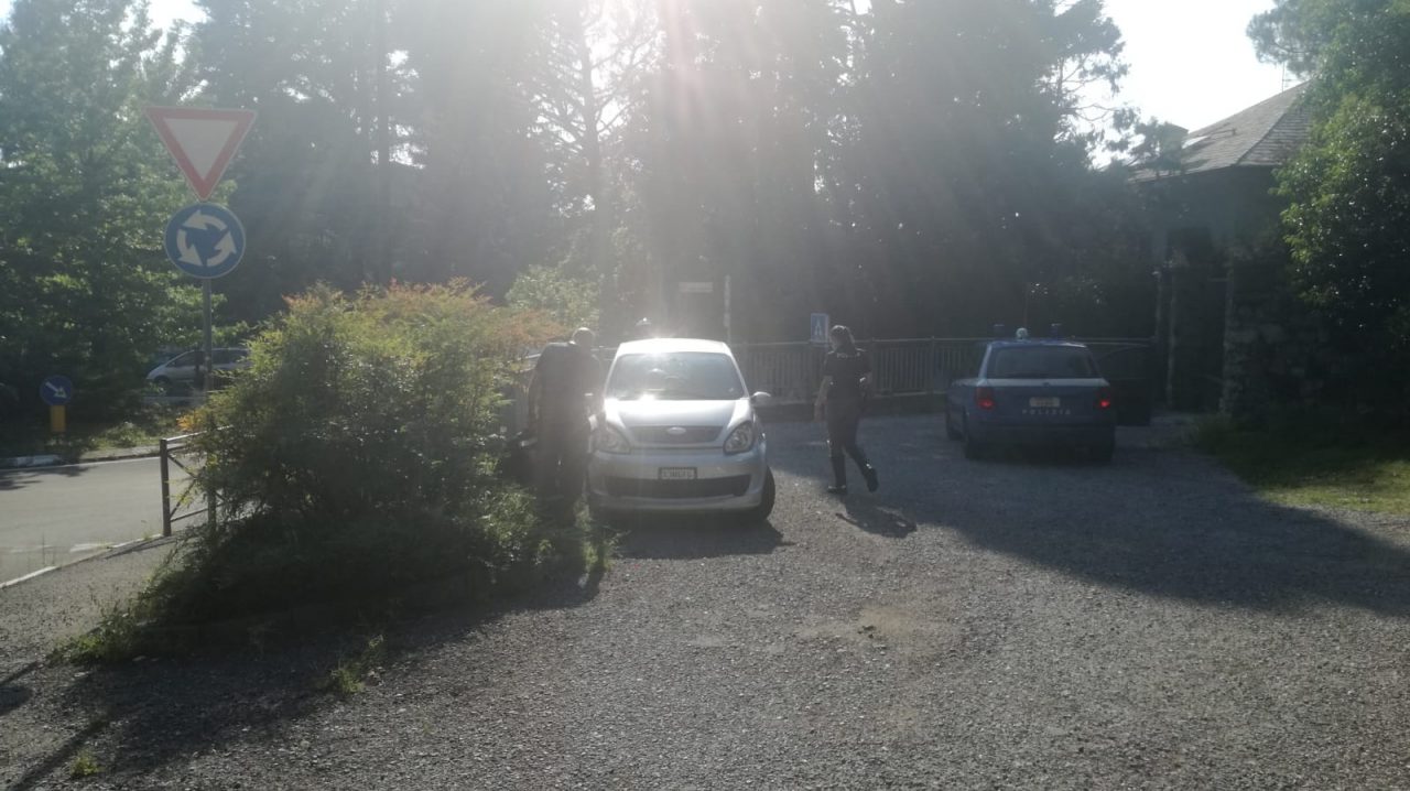 Perde il controllo dell’auto e finisce sull’aiuola