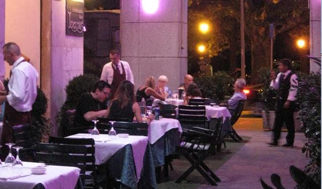 Addio a un pezzo di storia della città: chiude il ristorante Larius
