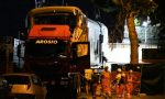 Notte di lavori alla stazione per recuperare le carrozze del treno deragliato VIDEO