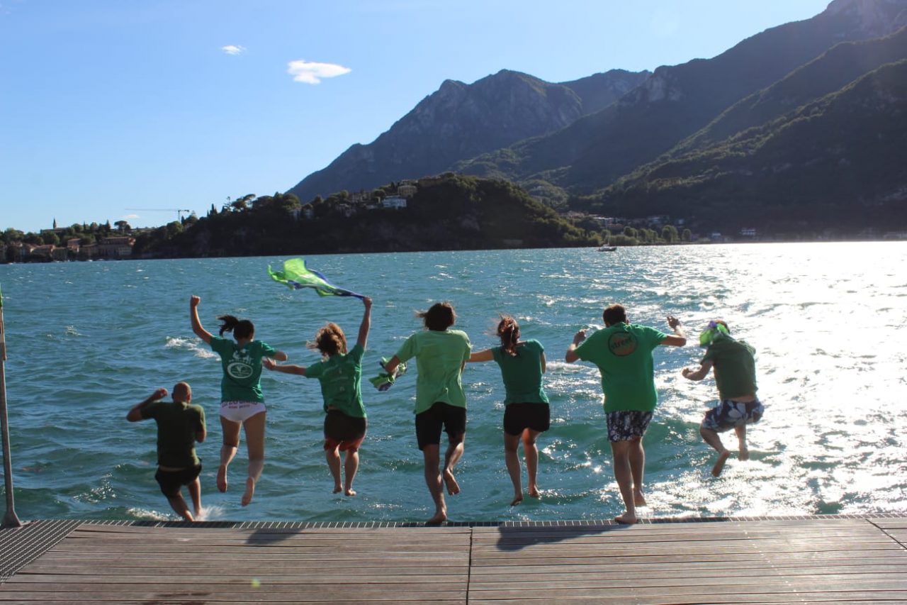 Flash mob: un tuffo per chiedere un lago accessibile e pulito FOTO E VIDEO