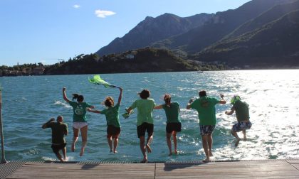 Flash mob: un tuffo per chiedere un lago accessibile e pulito FOTO E VIDEO