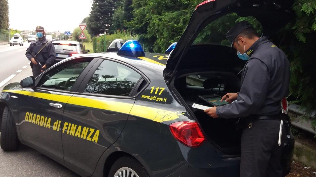1000 dosi di cocaina vendute: beccati due pusher. Tra loro una giovane donna incensurata