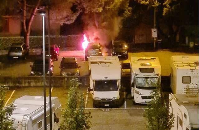 Auto divorata dalle fiamme nel parcheggio FOTO