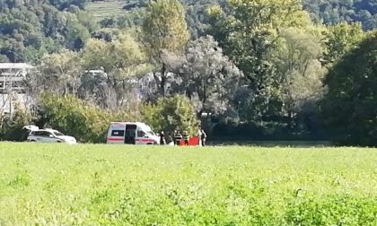 Ciclista trovato a terra lungo l'Adda nei rovi: è grave