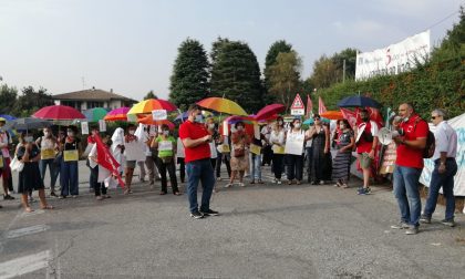 Sciopero della sanità privata, lavoratori in presidio davanti a La Nostra Famiglia FOTO