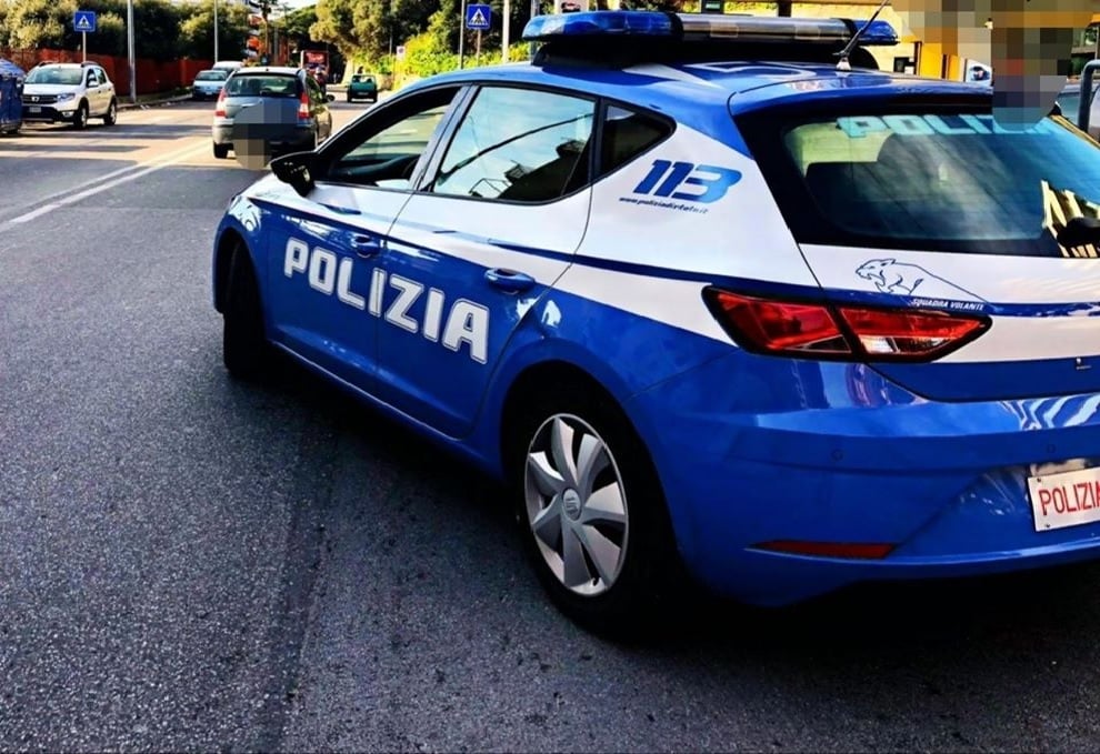 Irrompono in classe e interrompono una lezione: denunciati