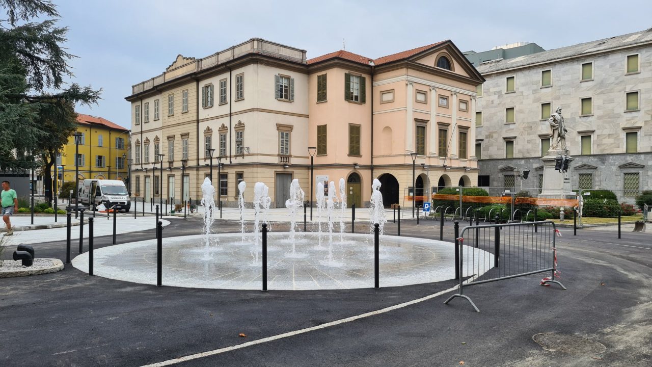 Nuova piazza Mazzini a Lecco: finiti i lavori, riapertura oggi  FOTO