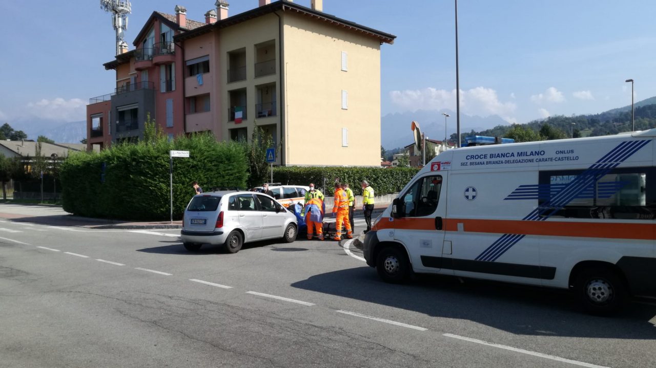 Anziana in bici travolta da un’auto