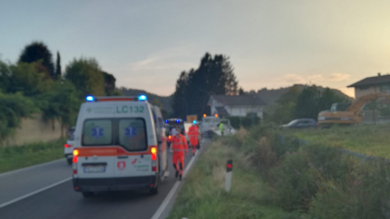 Giovane centauro sperona auto e finisce nel fosso FOTO