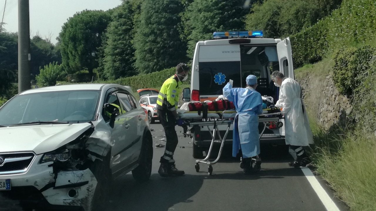 Violento frontale auto-moto: paura per una 22enne