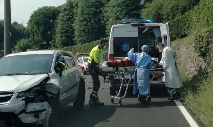 Violento frontale auto-moto: paura per una 22enne