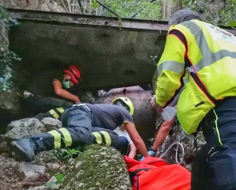 Scivola in un canale di scolo: soccorsa una 17enne FOTO