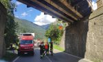 Muletto urta il ponte della ferrovia e cade dal camion, linea ferroviaria Lecco-Tirano bloccata FOTO