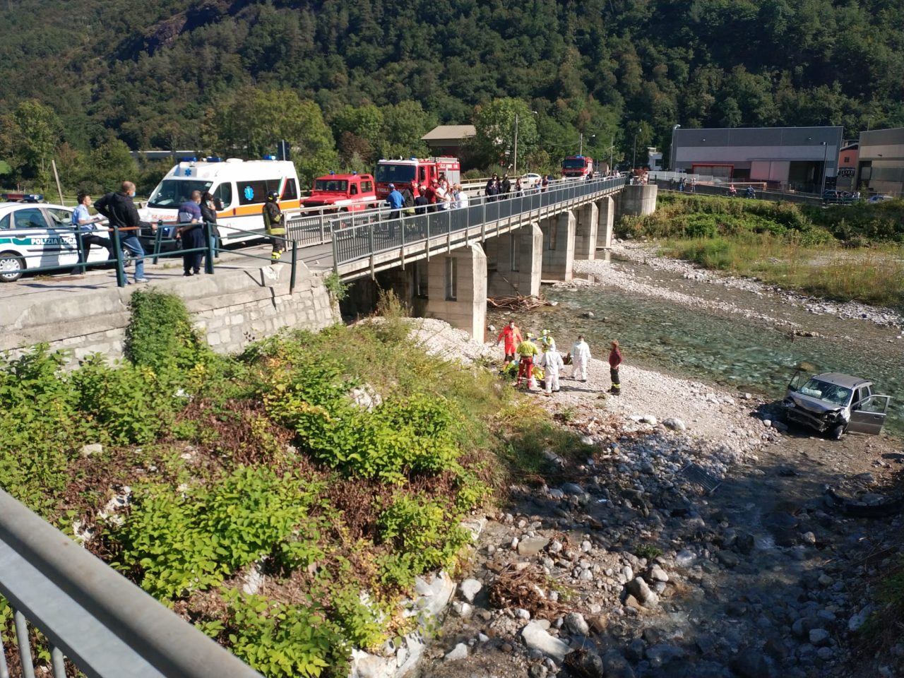 Precipita nel torrente con l’auto: anziana senza scampo