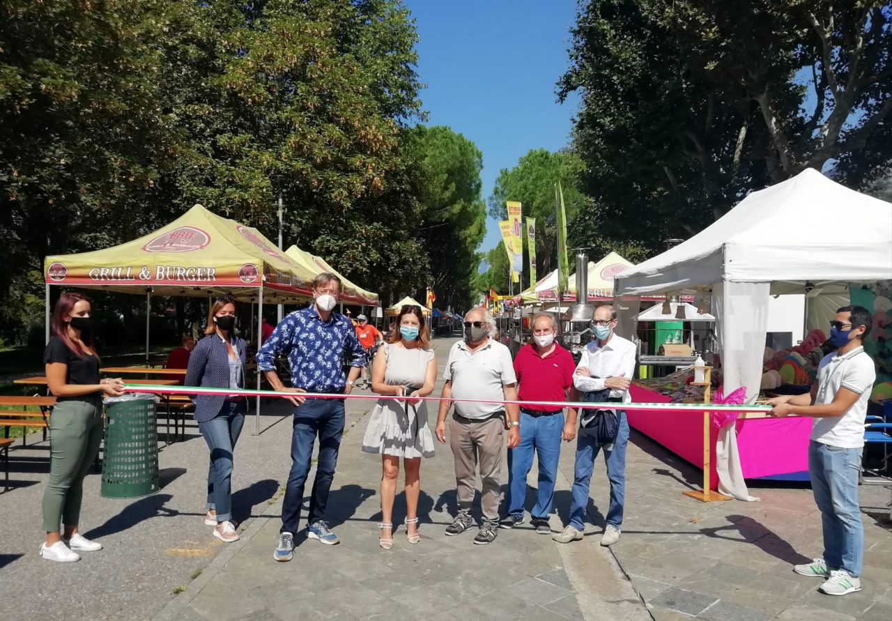 Street food on tour a Calolzio: tagliato il nastro della golosa kermesse FOTO E VIDEO
