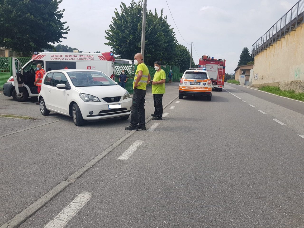 “Inchioda” per non essere investito da un’auto e si ribalta: ciclista ferito seriamente FOTO