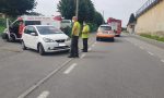 "Inchioda" per non essere investito da un'auto e si ribalta: ciclista ferito seriamente FOTO