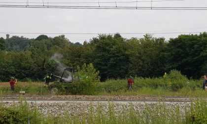 Trattore avvolto dalle fiamme lungo la Provinciale