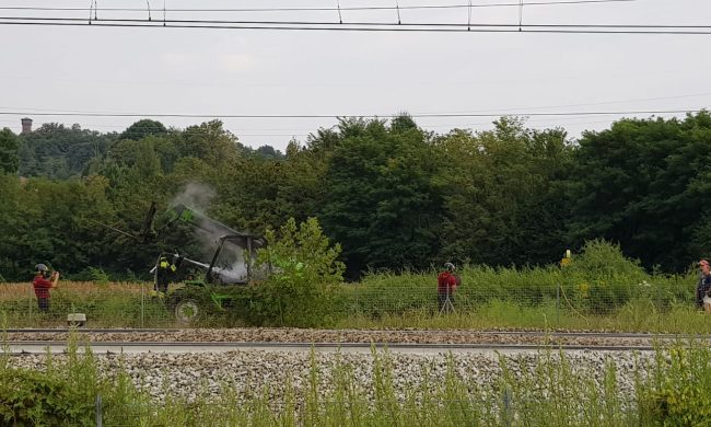 Trattore avvolto dalle fiamme lungo la Provinciale