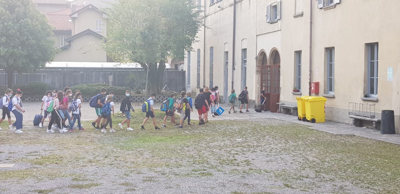 Ingressi diversificati, mascherina, distanziamento. Ecco il primo giorno di scuola FOTO E VIDEO