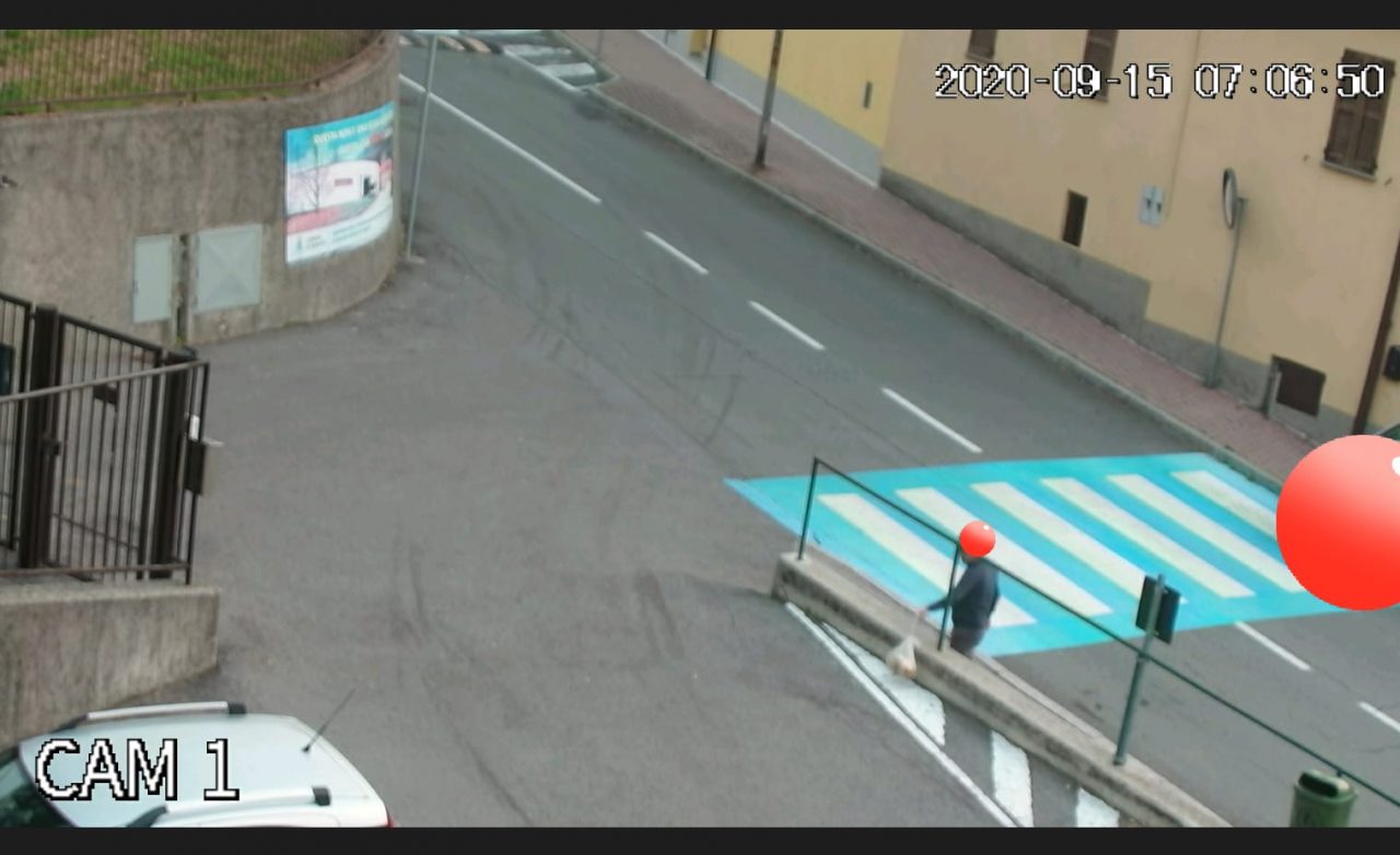 Abbandona rifiuti in strada: identificato e multato